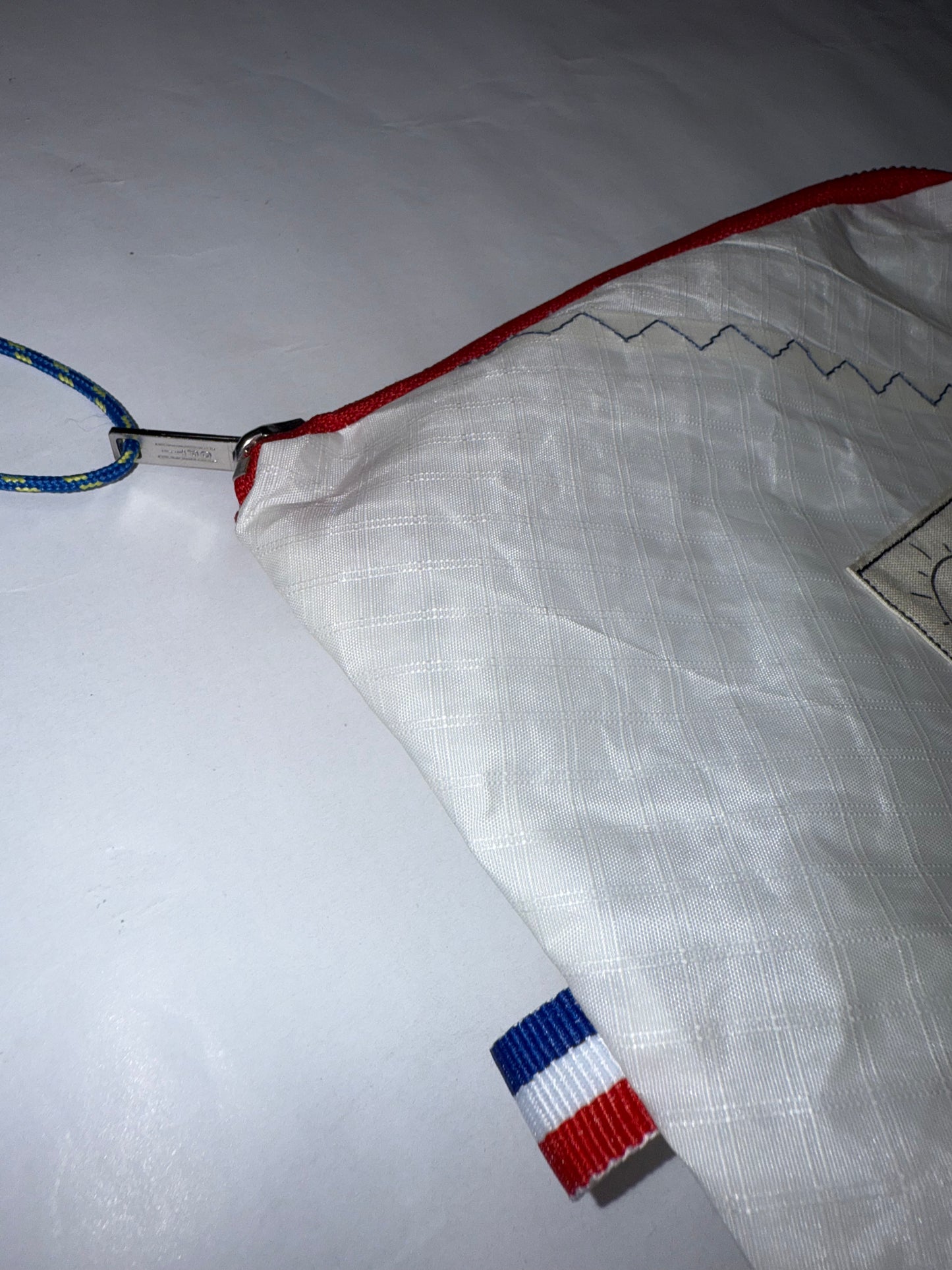 Pochette blanche et rouge